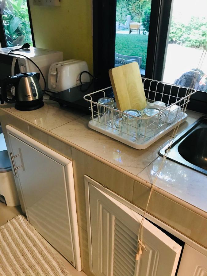 Guest House, Shared Pool, Private Bathroom And Kitchen Feriehus Phuket